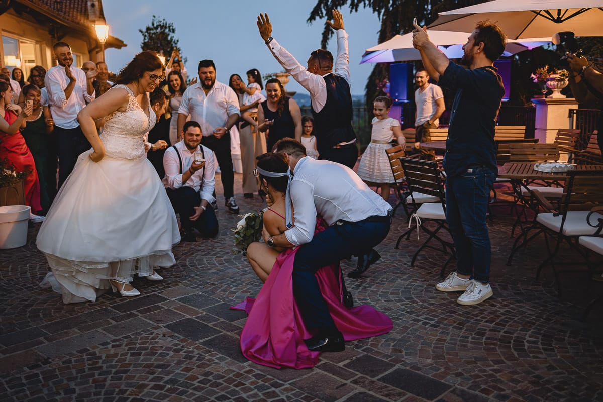 Matrimonio al ristorante albergo Ca' Vittoria di Tigliole d'Asti. Ricevimento. Lancio del Bouquet con proposta di matrimonio alla ragazza che prende il bouquet. Molto emozionante.