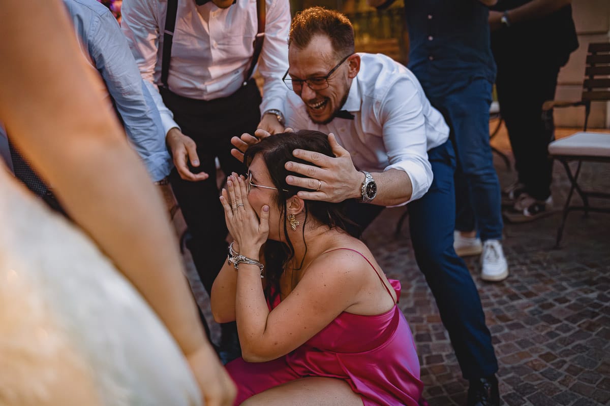 Matrimonio al ristorante albergo Ca' Vittoria di Tigliole d'Asti. Ricevimento. Lancio del Bouquet con proposta di matrimonio alla ragazza che prende il bouquet. Molto emozionante.