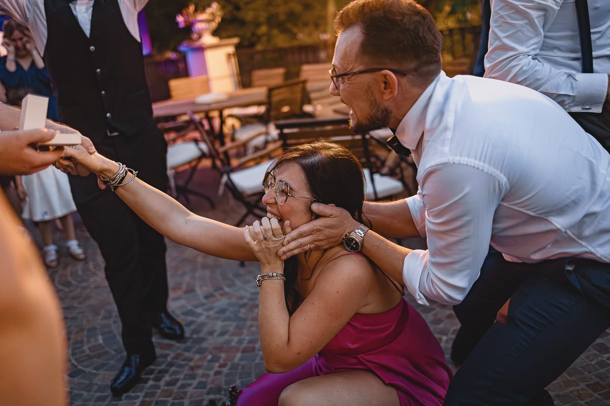 Matrimonio al ristorante albergo Ca' Vittoria di Tigliole d'Asti. Ricevimento. Lancio del Bouquet con proposta di matrimonio alla ragazza che prende il bouquet. Molto emozionante.