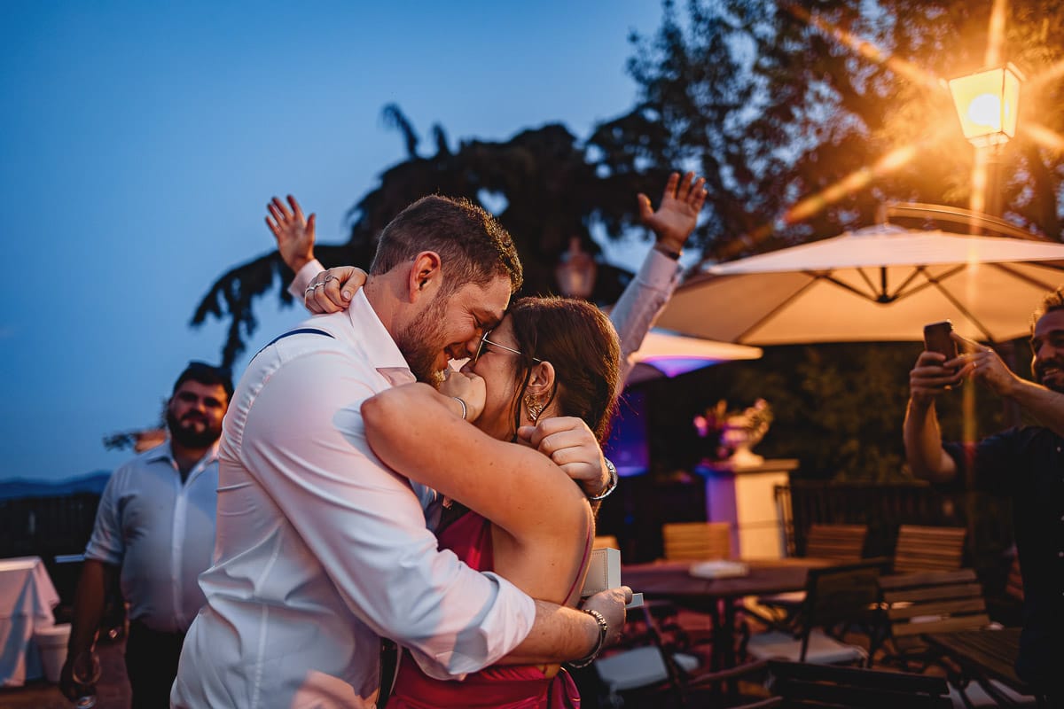 Matrimonio al ristorante albergo Ca' Vittoria di Tigliole d'Asti. Ricevimento. Lancio del Bouquet con proposta di matrimonio alla ragazza che prende il bouquet. Molto emozionante. bacio dei futuri sposi