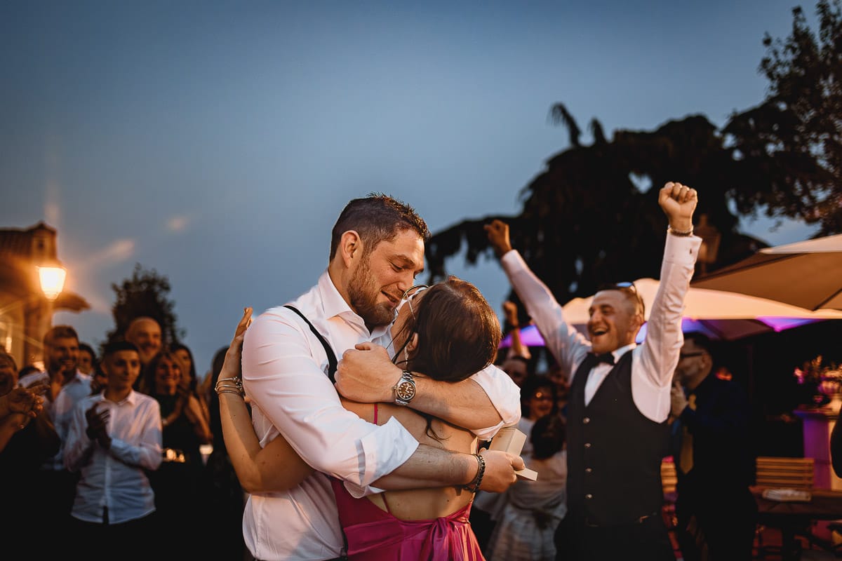 Matrimonio al ristorante albergo Ca' Vittoria di Tigliole d'Asti. Ricevimento. Lancio del Bouquet con proposta di matrimonio alla ragazza che prende il bouquet. Molto emozionante. Bacio fra i futuri sposi