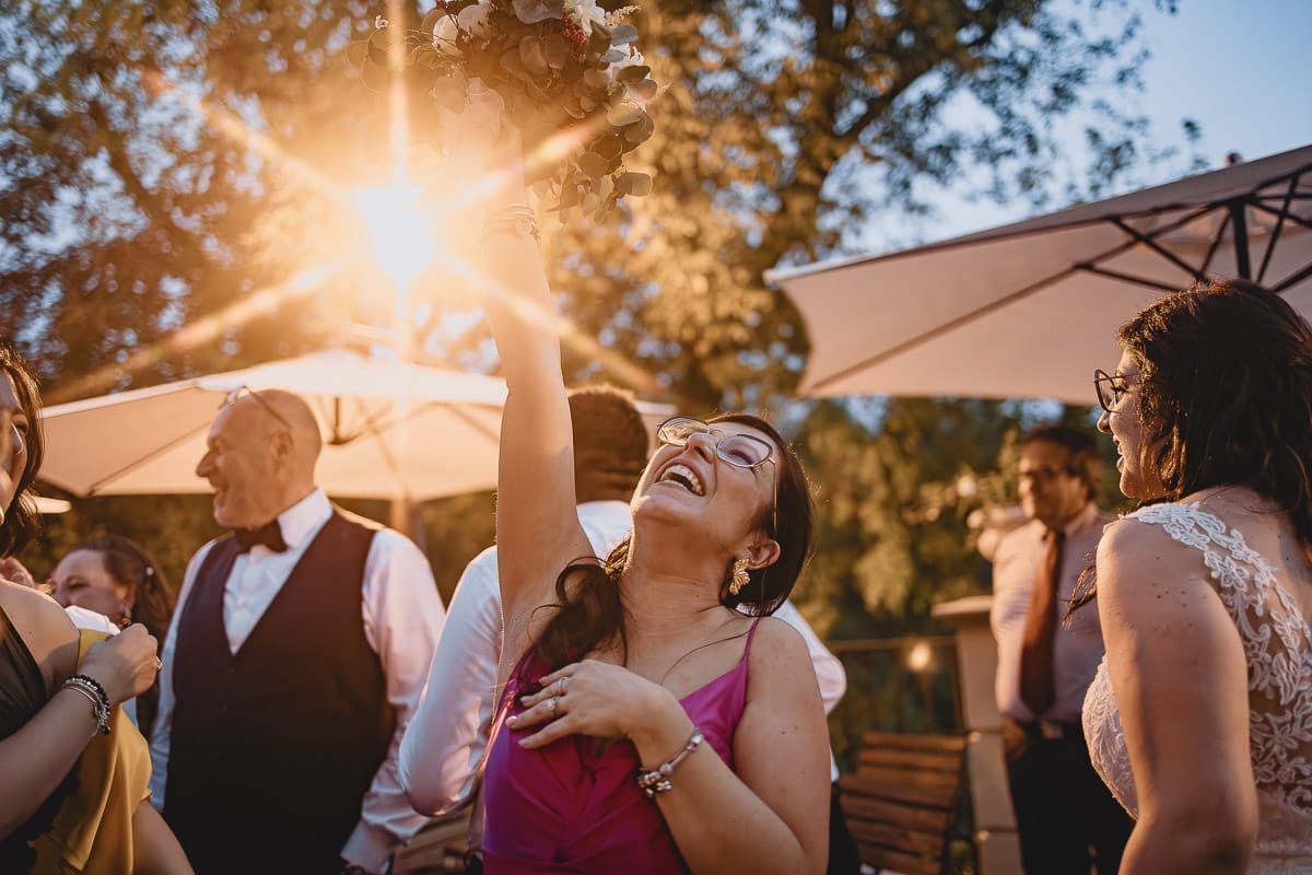 Matrimonio al ristorante albergo Ca' Vittoria di Tigliole d'Asti. Ricevimento. Lancio del Bouquet con proposta di matrimonio alla ragazza che prende il bouquet. Molto emozionante.