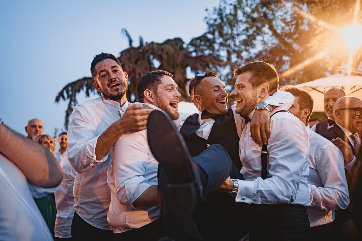 Matrimonio al ristorante albergo Ca' Vittoria di Tigliole d'Asti. Ricevimento. Lancio del Bouquet con proposta di matrimonio alla ragazza che prende il bouquet. Molto emozionante.