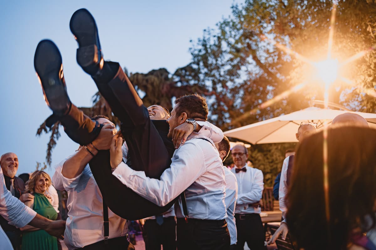 Matrimonio al ristorante albergo Ca' Vittoria di Tigliole d'Asti. Ricevimento. Lancio del Bouquet con proposta di matrimonio alla ragazza che prende il bouquet. Molto emozionante.