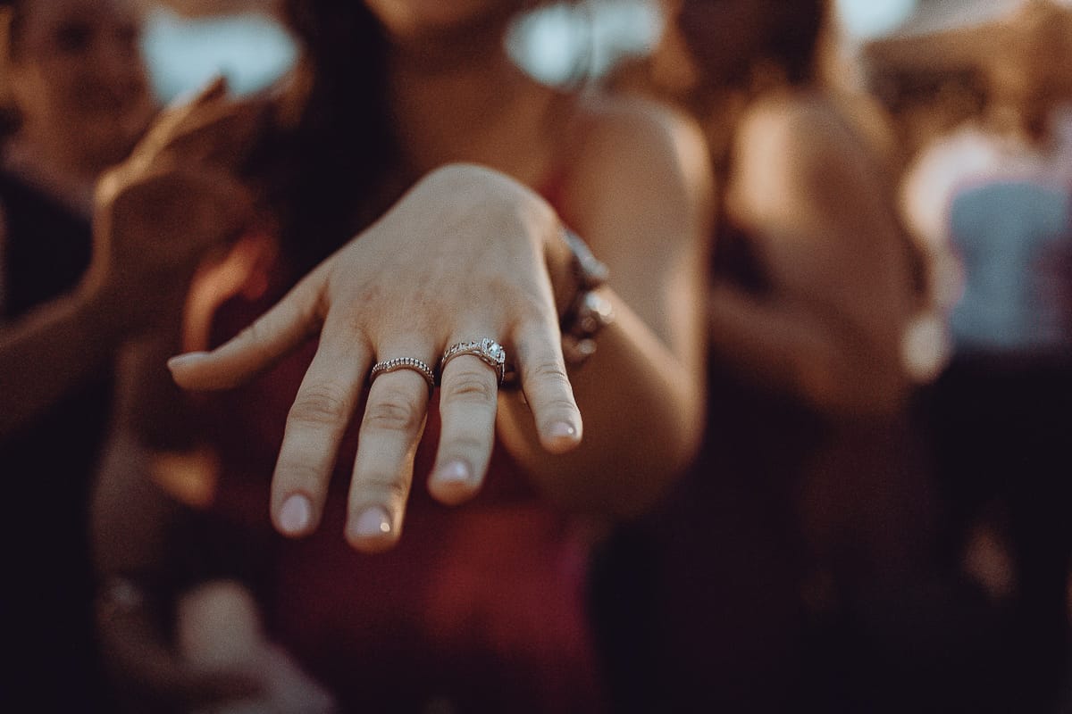 Matrimonio al ristorante albergo Ca' Vittoria di Tigliole d'Asti. Ricevimento. Lancio del Bouquet con proposta di matrimonio alla ragazza che prende il bouquet. Molto emozionante. La ragazza mostra l'anello
