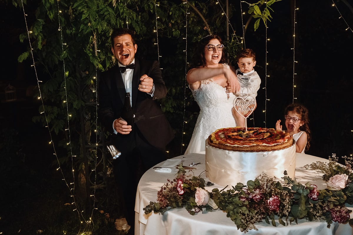 Matrimonio al ristorante albergo Ca' Vittoria di Tigliole d'Asti. Ricevimento. Taglio della torta.