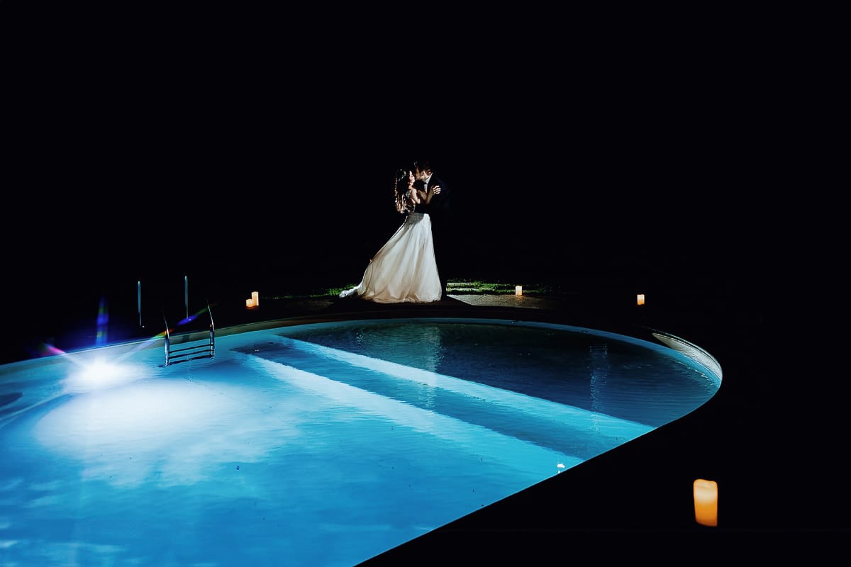 Matrimonio al ristorante albergo Ca' Vittoria di Tigliole d'Asti. Ricevimento. Foto notturne a bordo piscina