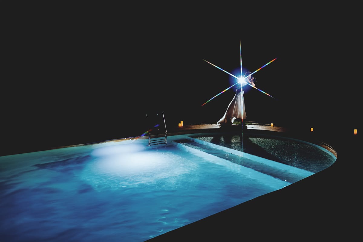 Matrimonio al ristorante albergo Ca' Vittoria di Tigliole d'Asti. Ricevimento. Foto notturne a bordo piscina