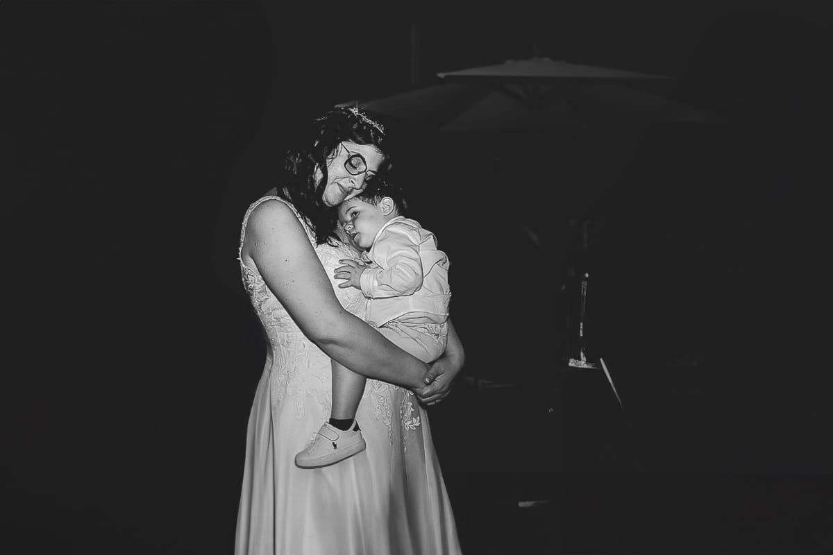 Matrimonio al ristorante albergo Ca' Vittoria di Tigliole d'Asti. Festa. Sposa con il suo bambino