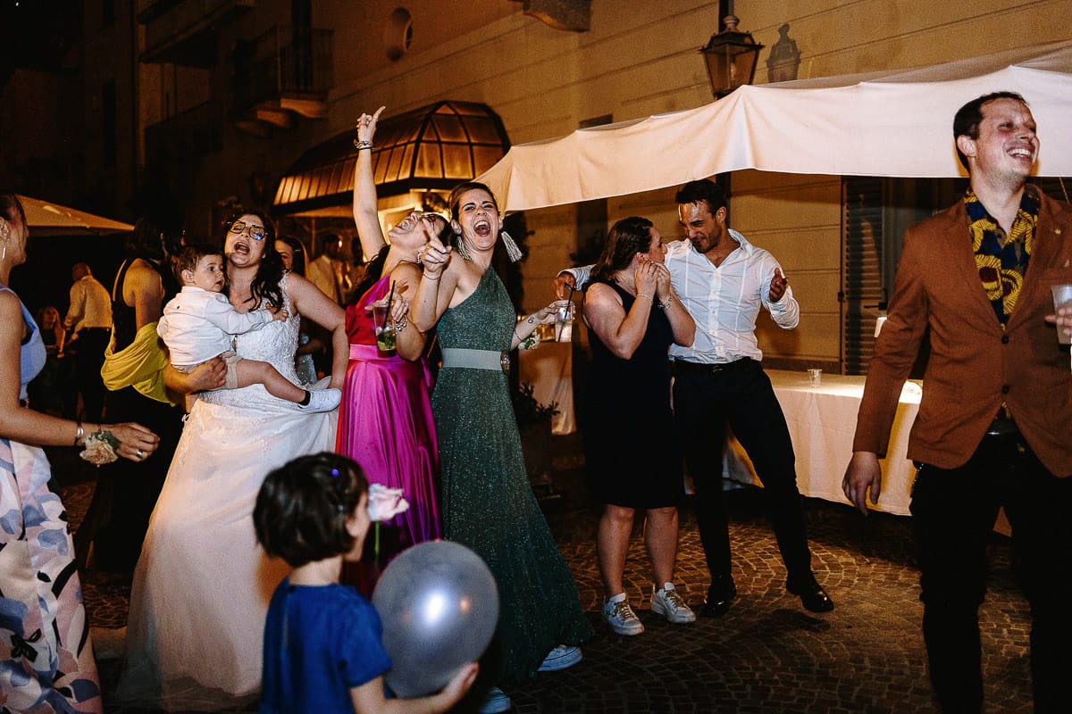 Matrimonio al ristorante albergo Ca' Vittoria di Tigliole d'Asti. Festa. Balli