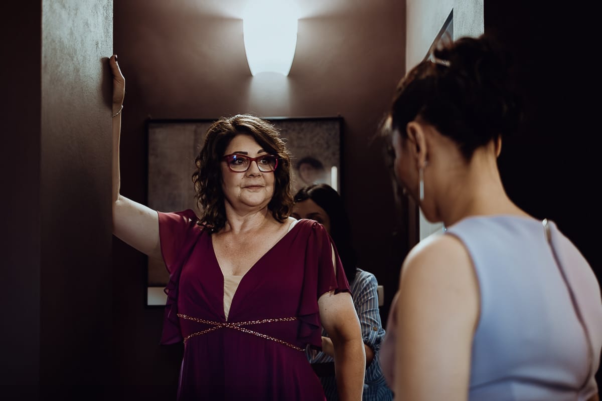 Matrimonio a San Mauro Torinese. Preparazione della sposa. mamma