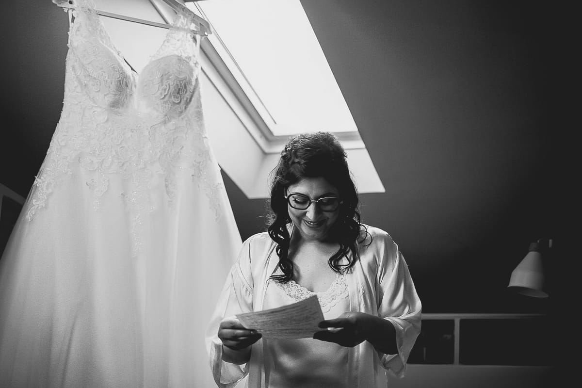 Matrimonio a San Mauro Torinese. Preparazione della sposa. Sposa legge la lettera dello sposo