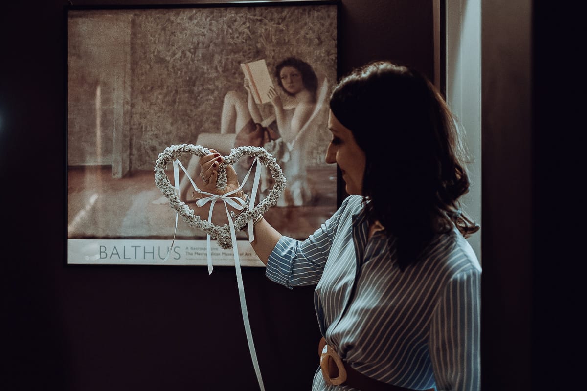 Matrimonio a San Mauro Torinese. Preparazione della sposa. Wp con il cuscino portafedi