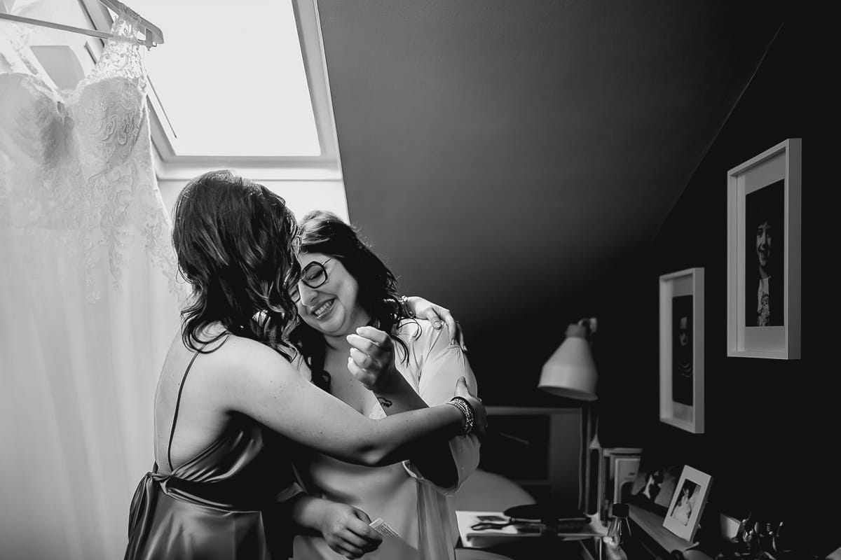 Matrimonio a San Mauro Torinese. Preparazione della sposa. Sposa commossa viene abbracciata dalla cognata