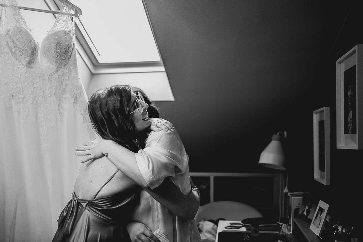 Matrimonio a San Mauro Torinese. Preparazione della sposa. Abbraccio fra la sposa e la cognata