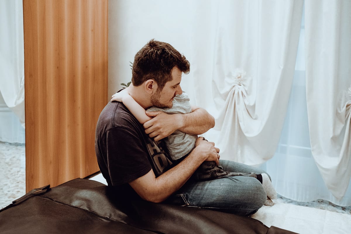 Matrimonio a San Mauro Torinese. Preparazione dello sposo. Sposo con il suo bambino