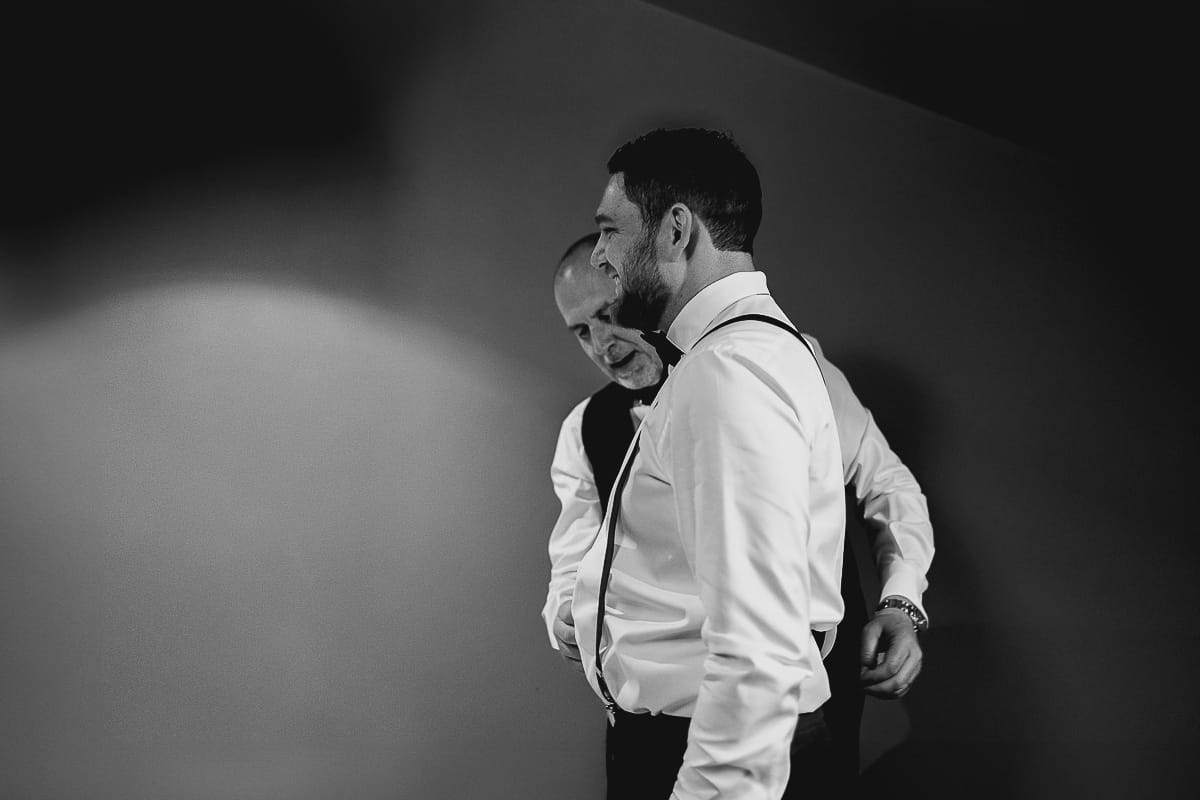 Matrimonio a San Mauro Torinese. Preparazione della sposa. Papà aiuta il figlio, fratello della sposa, nella vestizione