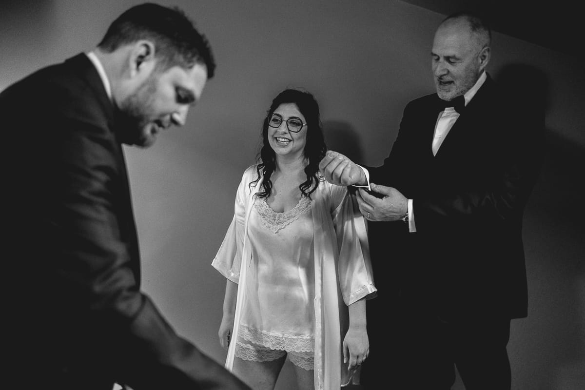 Matrimonio a San Mauro Torinese. Preparazione della sposa. Sposa con padre e fratello