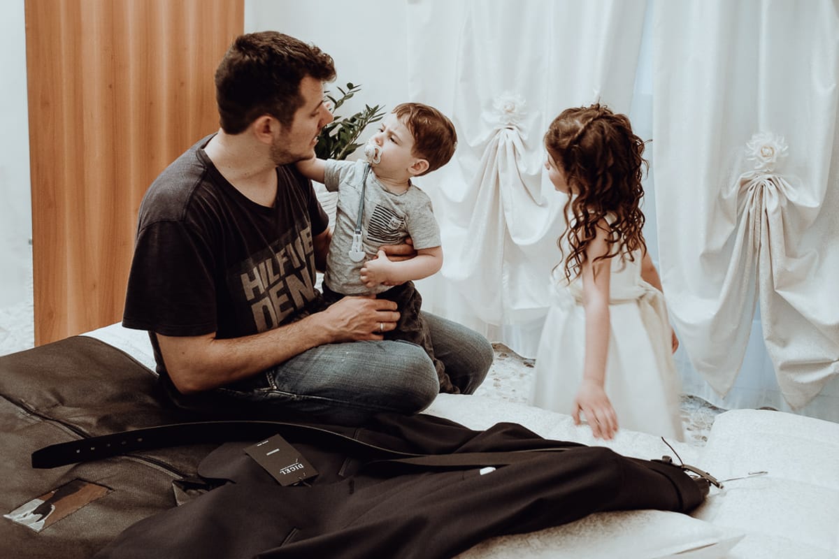 Matrimonio a San Mauro Torinese. Preparazione dello sposo. Sposo con i figli
