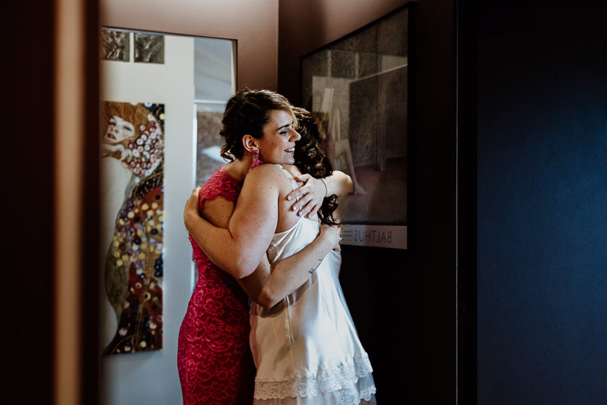 Matrimonio a San Mauro Torinese. Preparazione della sposa. Sposa abbraccia la testimone