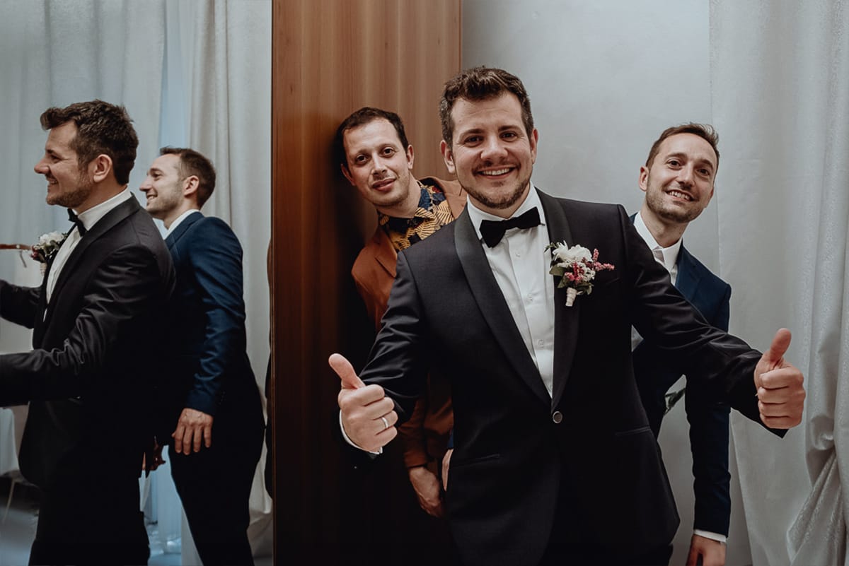 Matrimonio a San Mauro Torinese. Preparazione dello sposo.Sposo con gli amici