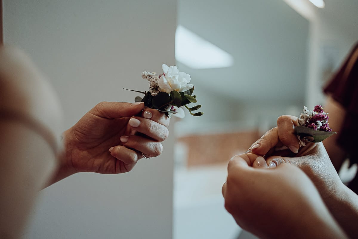 Matrimonio a San Mauro Torinese. Preparazione della sposa. Bouttoniere