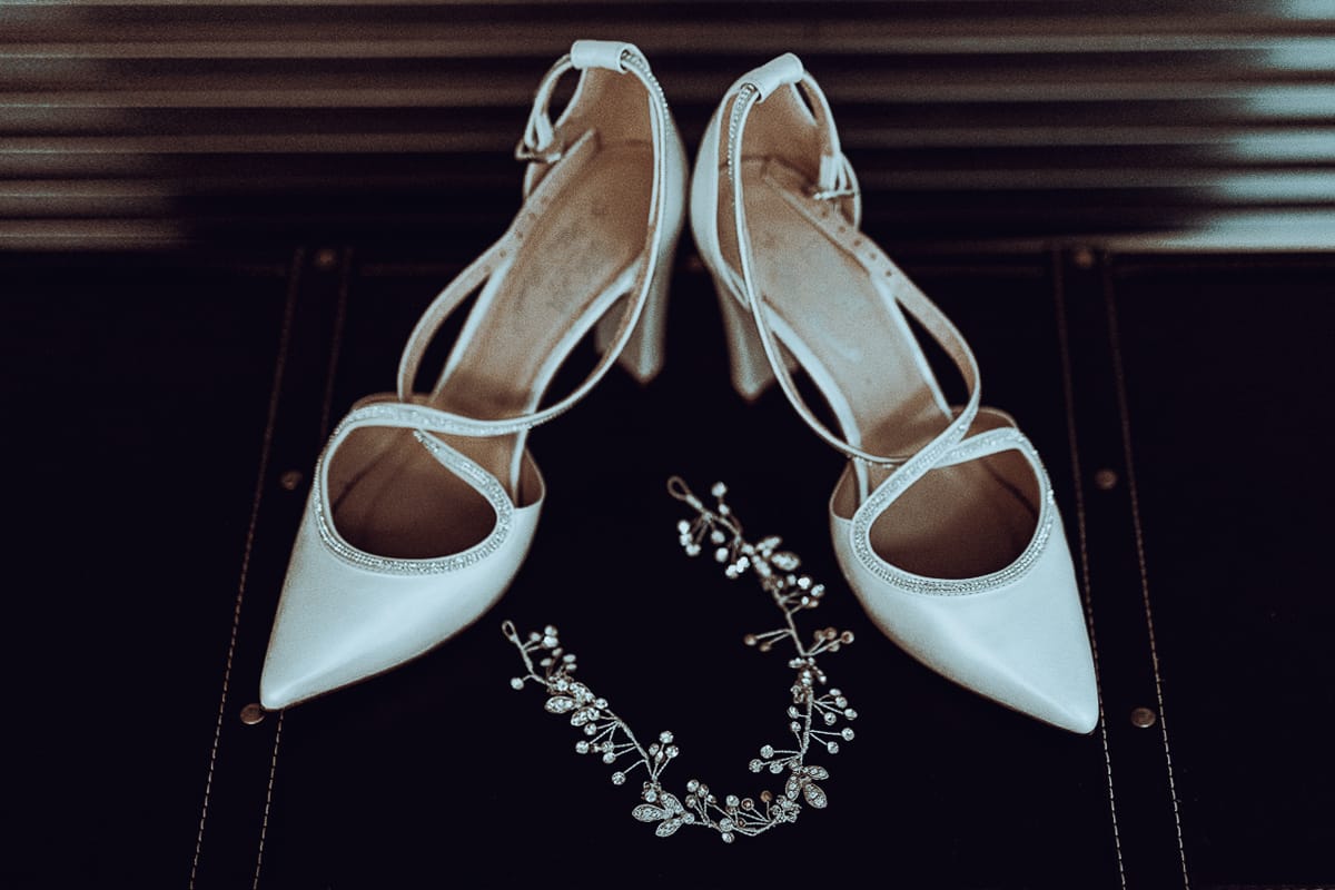 Matrimonio a San Mauro Torinese. Preparazione della sposa. Scarpe e coroncina