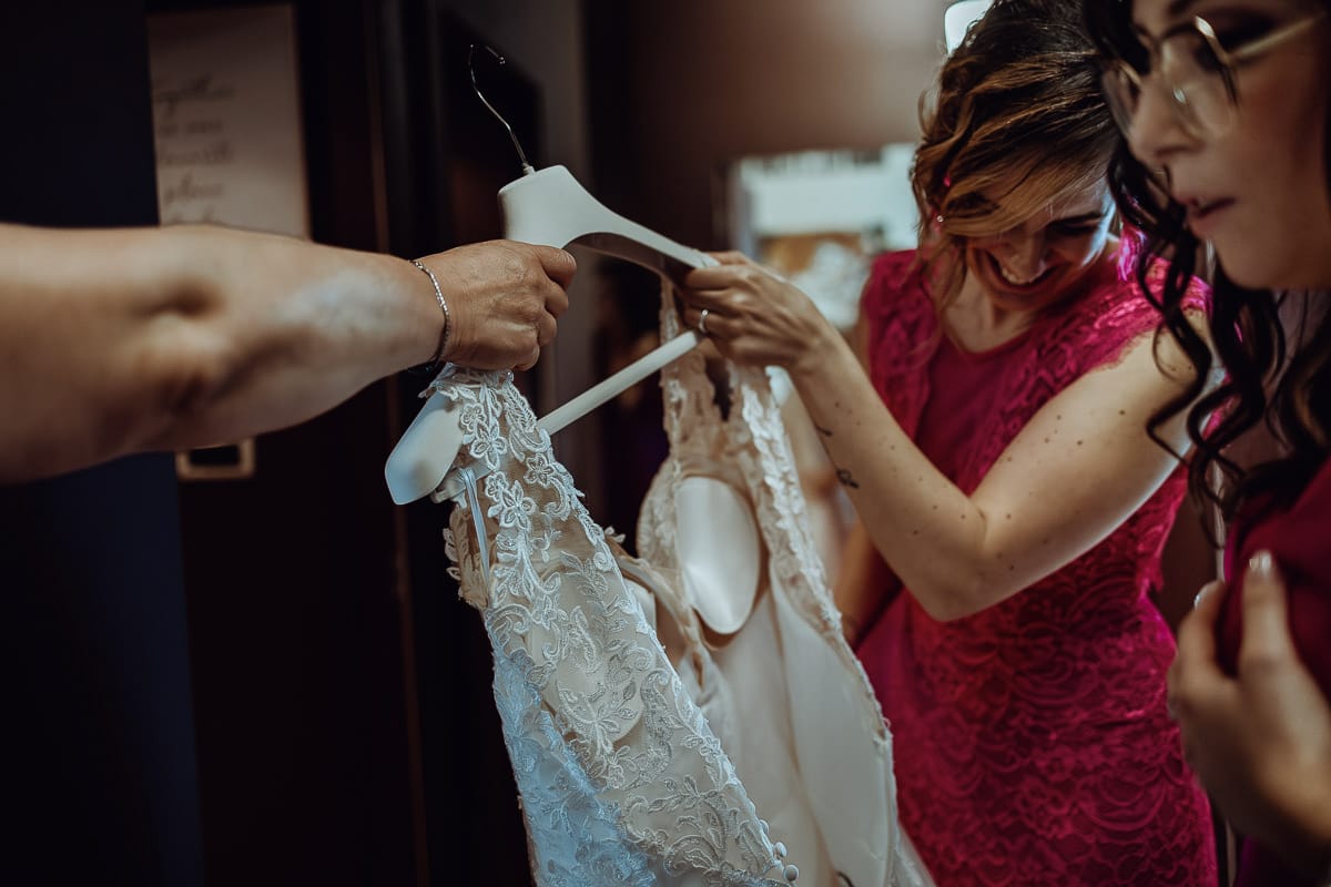 Matrimonio a San Mauro Torinese. Preparazione della sposa. Vestizione della sposa.
