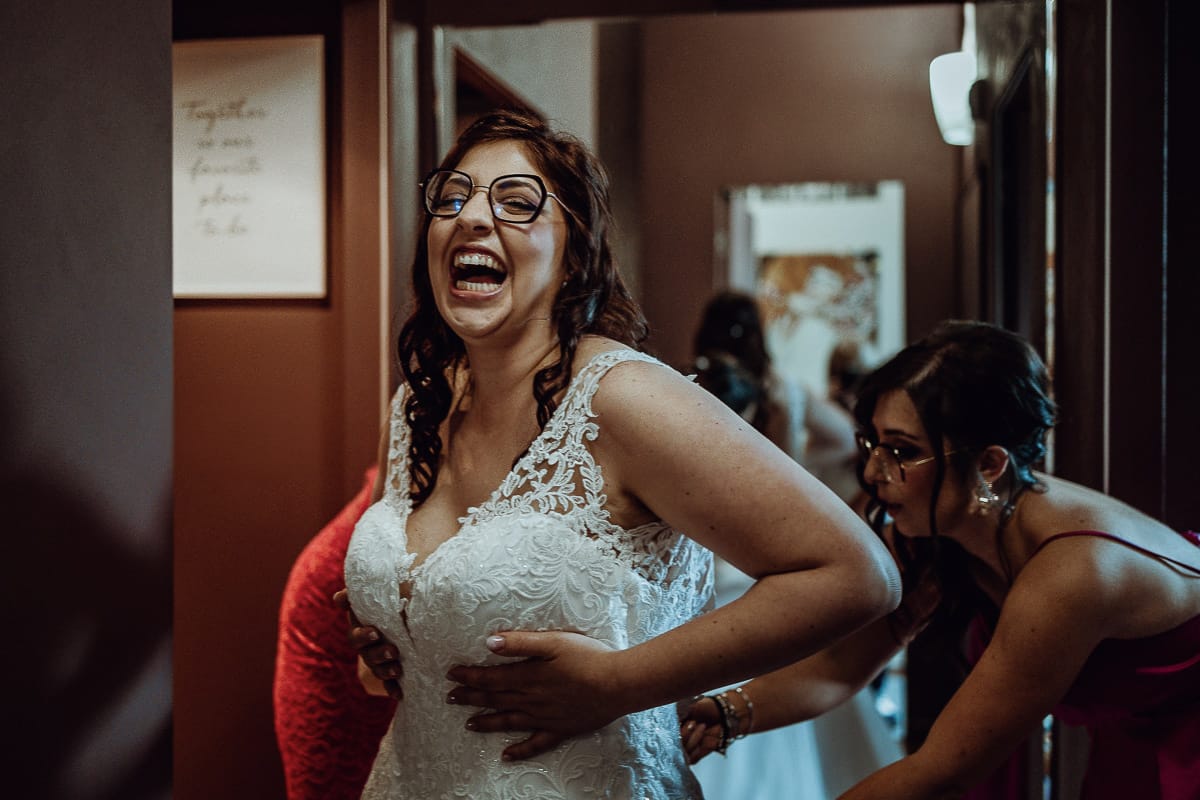 Matrimonio a San Mauro Torinese. Preparazione della sposa. Vestizione della sposa.Sposa ride.
