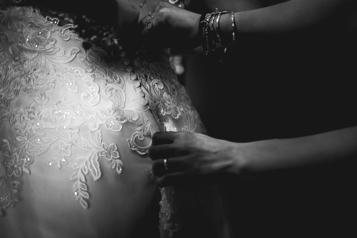 Matrimonio a San Mauro Torinese. Preparazione della sposa. Vestizione della sposa. Dettaglio dell'abito