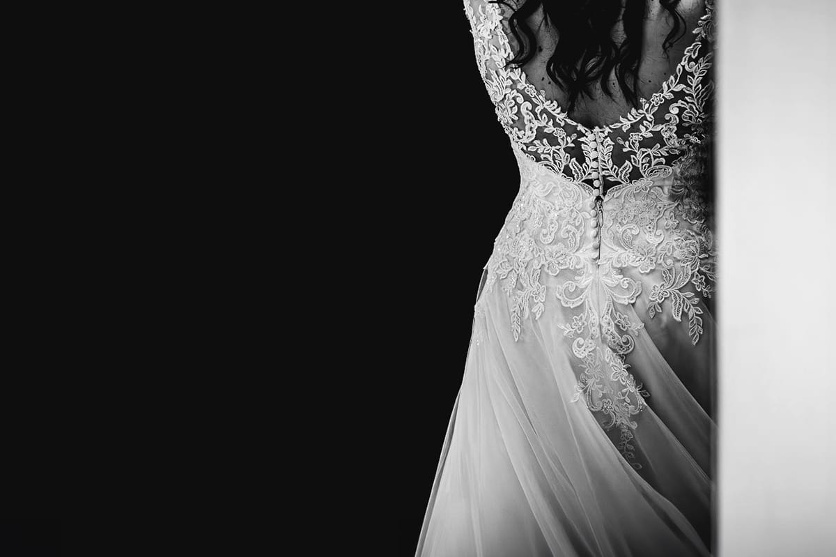 Matrimonio a San Mauro Torinese. Preparazione della sposa. Vestizione della sposa. Abito visto da dietro