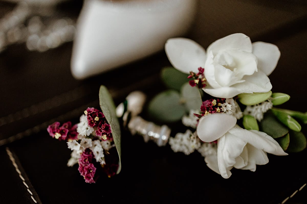 Matrimonio a San Mauro Torinese. Preparazione della sposa. Fiori