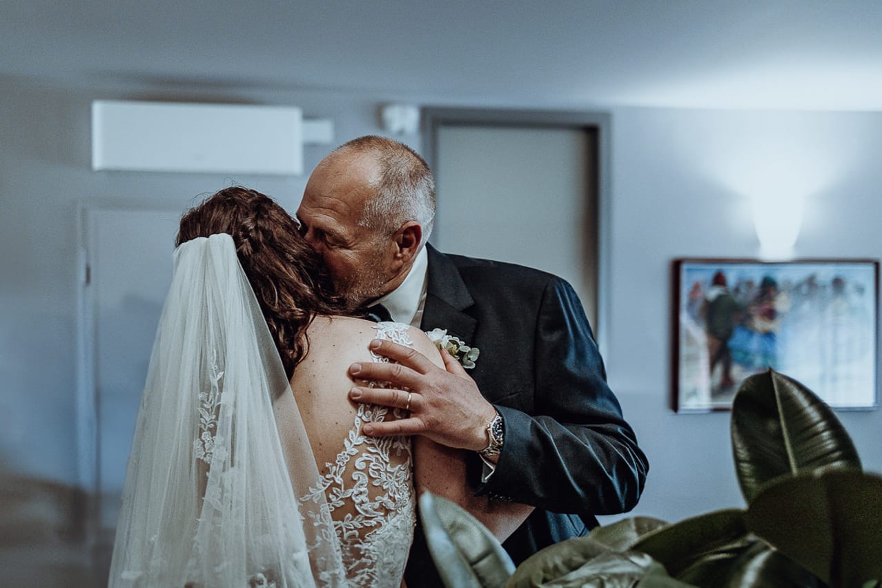 Matrimonio a San Mauro Torinese. Preparazione della sposa. Vestizione della sposa.Padre abbraccia la sposa