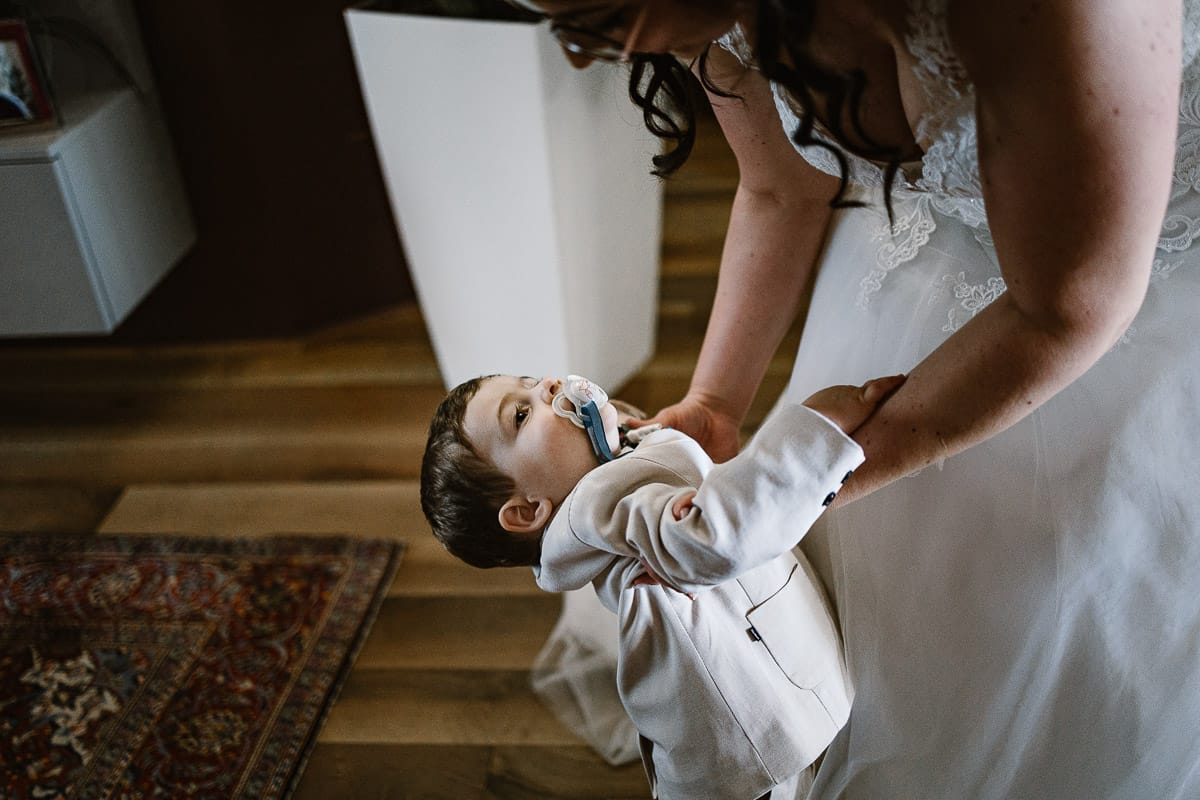 Matrimonio a San Mauro Torinese. Preparazione della sposa. Vestizione della sposa.Sposa con il suo bambino