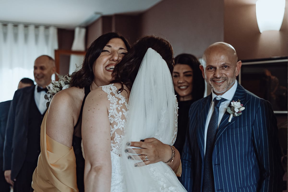 Matrimonio a San Mauro Torinese. Preparazione della sposa. Vestizione della sposa.