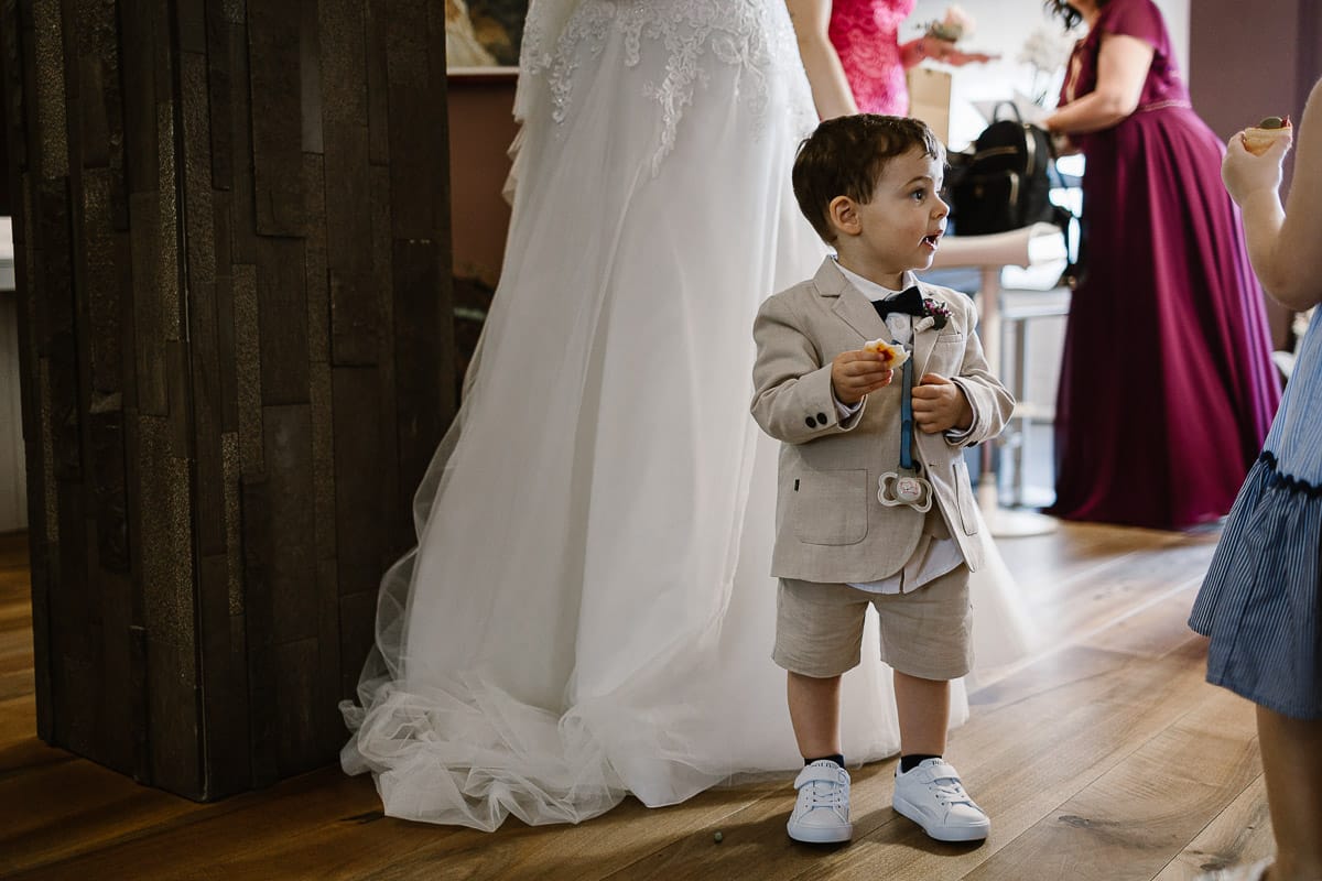 Matrimonio a San Mauro Torinese. Preparazione della sposa. Vestizione della sposa.