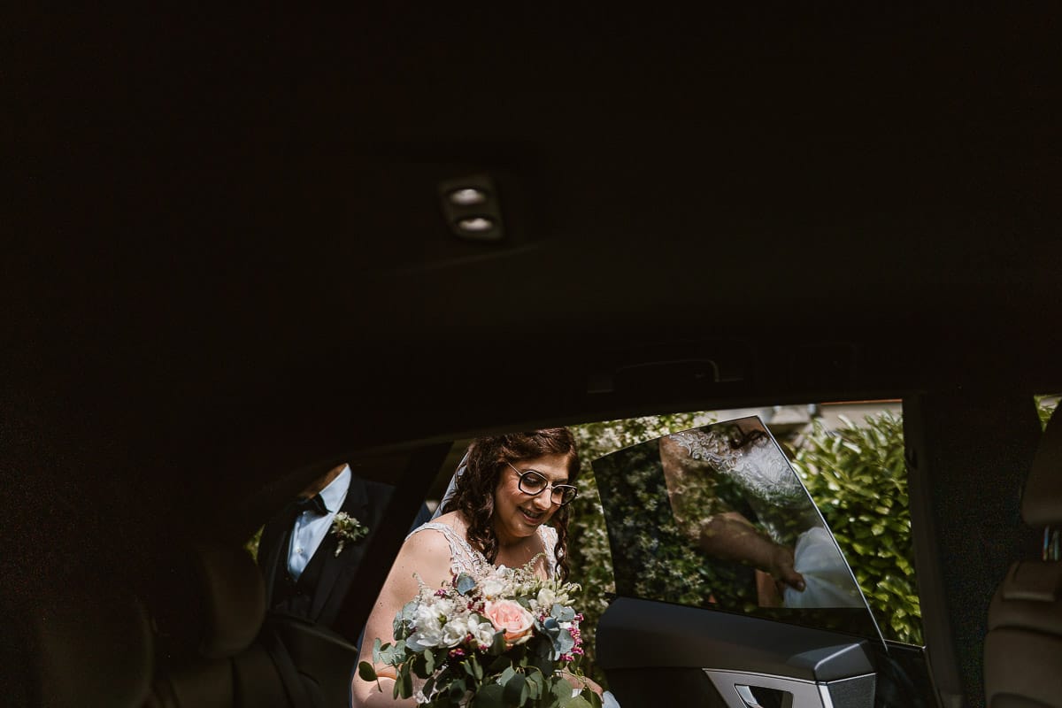 Matrimonio a San Mauro Torinese. Preparazione della sposa. Vestizione della sposa. Sposa sale in auto.