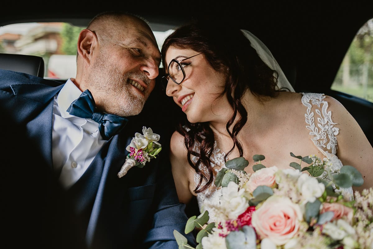 Matrimonio a San Mauro Torinese. Preparazione della sposa. Vestizione della sposa.Sposa in auto con il padre.