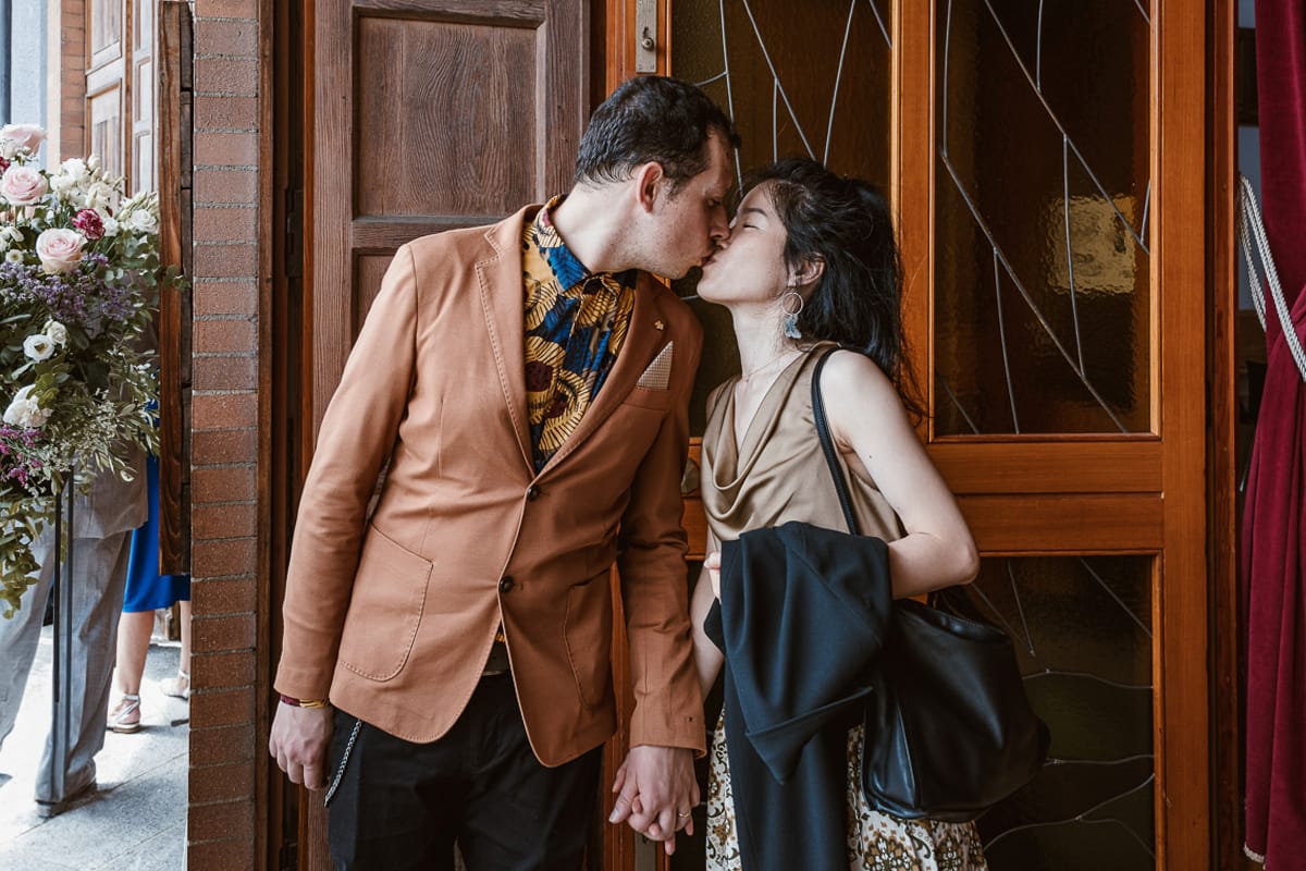 Matrimonio a San Mauro Torinese. Cerimonia. Incitati si baciano