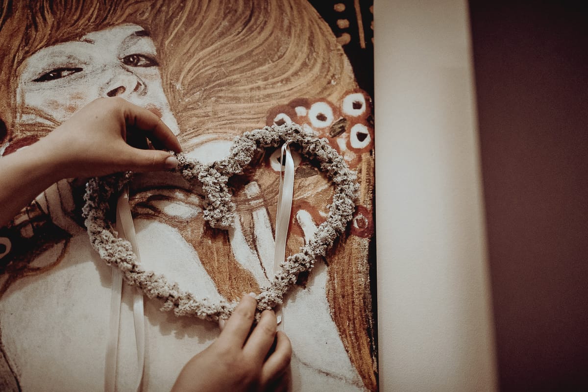 Matrimonio a San Mauro Torinese. Preparazione della sposa. Cuore di dypsophila portafedi