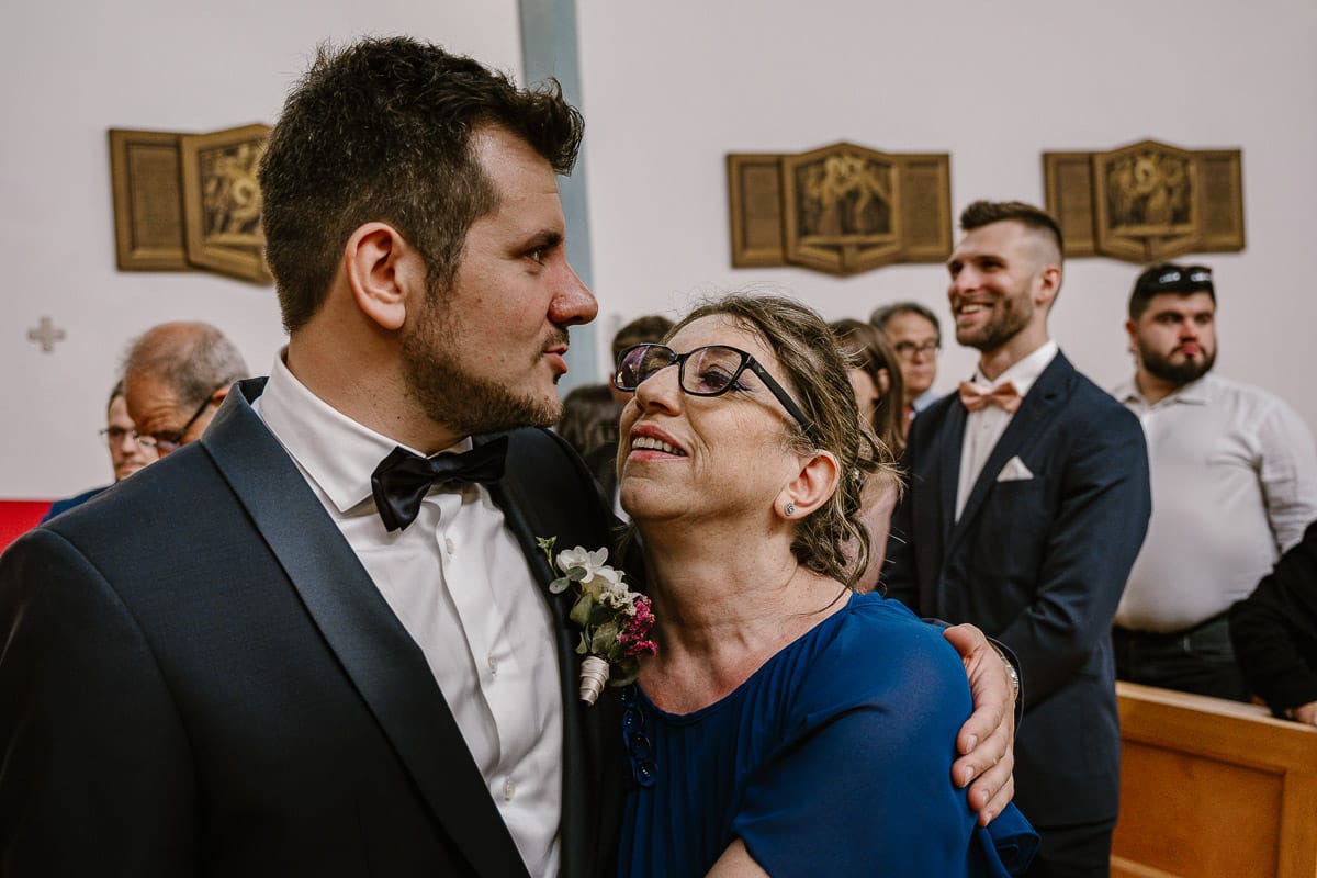 Matrimonio a San Mauro Torinese. Cerimonia. Sposo abbraccia la mamma