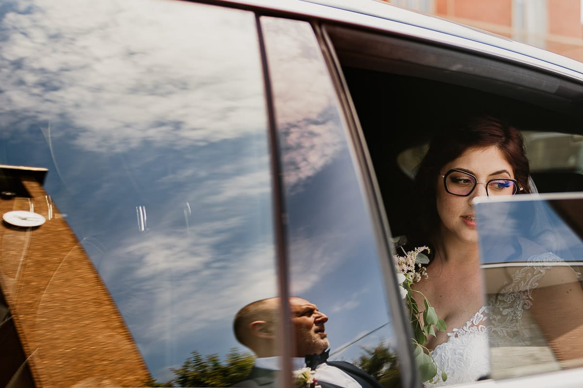 Matrimonio a San Mauro Torinese. Cerimonia. Arrivo della sposa. Padre riflesso nel finestrino dell'auto.