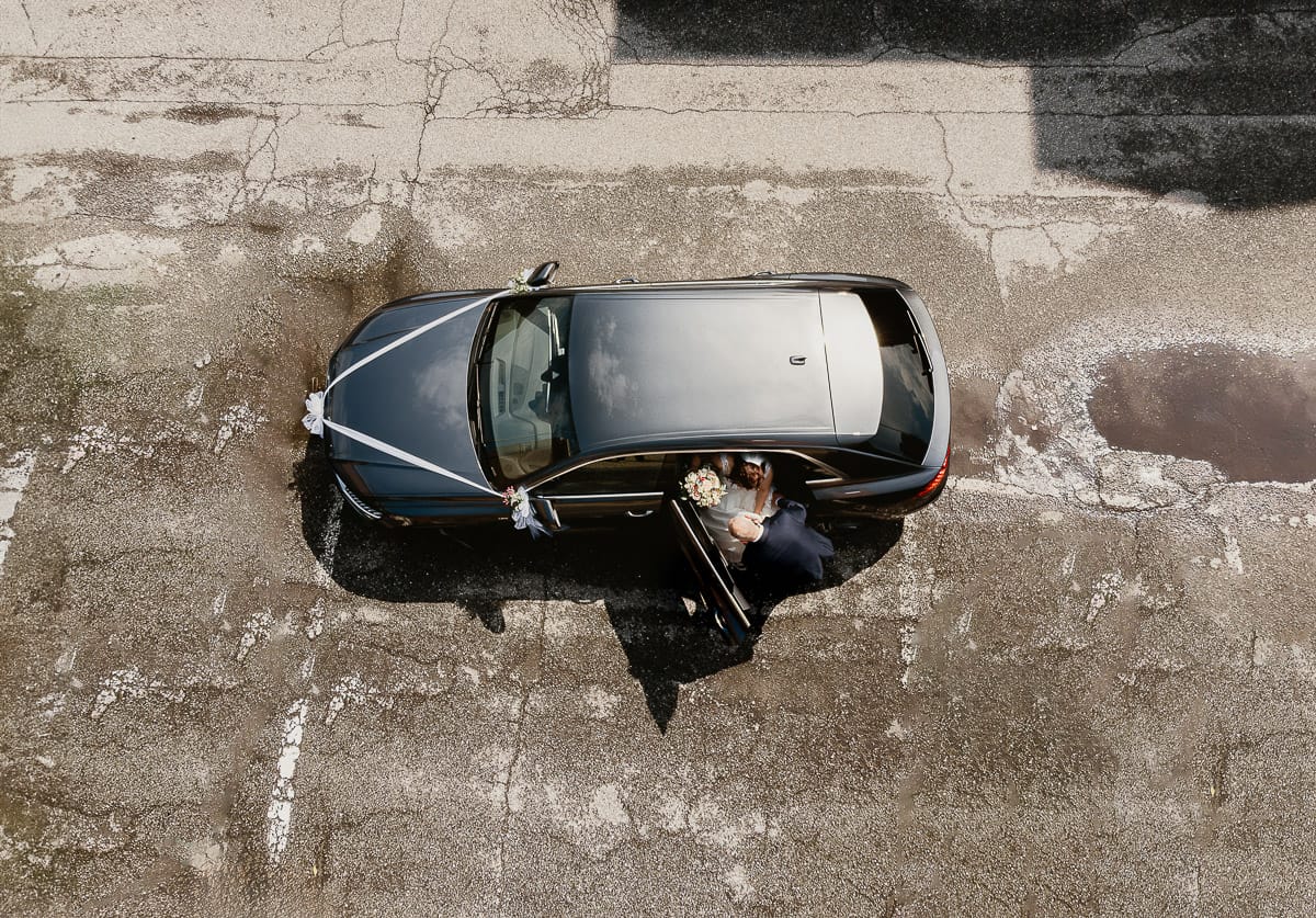 Matrimonio a San Mauro Torinese. Cerimonia. La sposa scende dall'auto. Veduta dall'altro foto con il drone