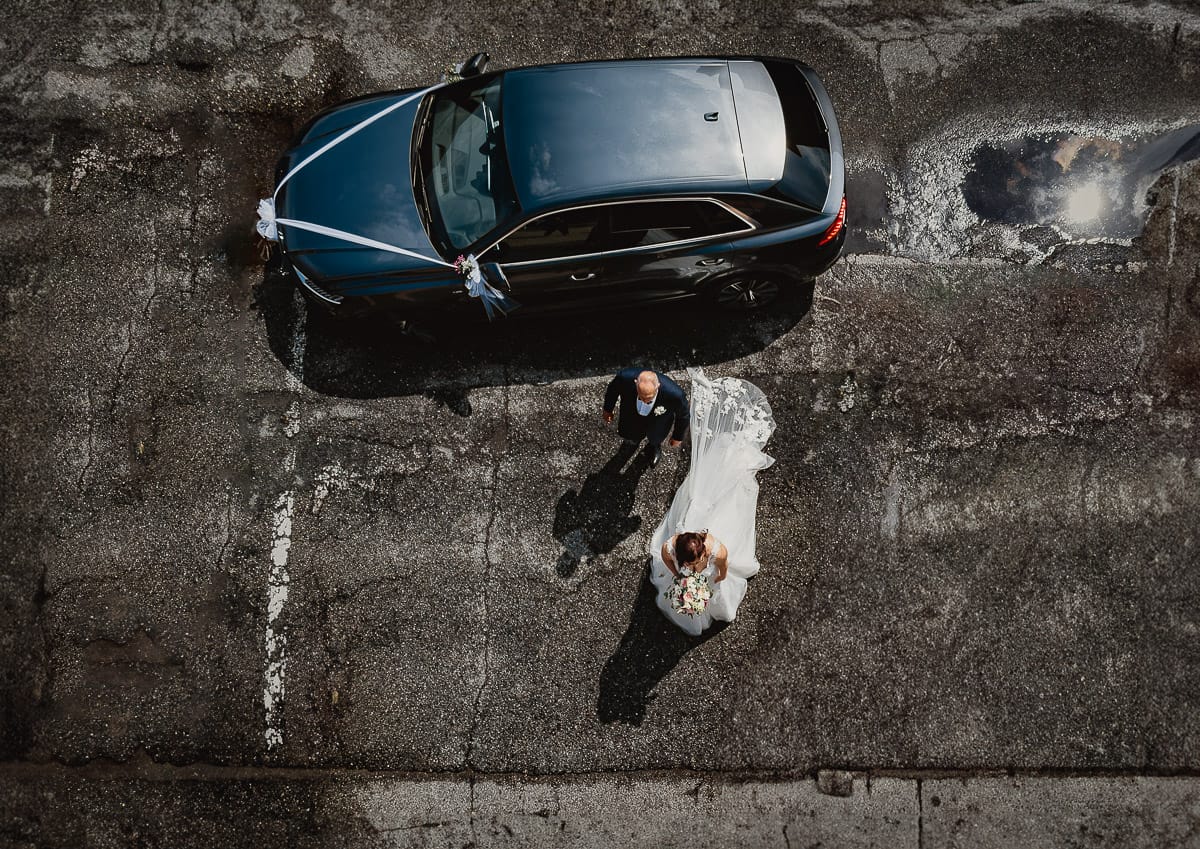 Matrimonio a San Mauro Torinese. Cerimonia. La sposa esce dall'auto. Veduta dall'altro foto con il drone