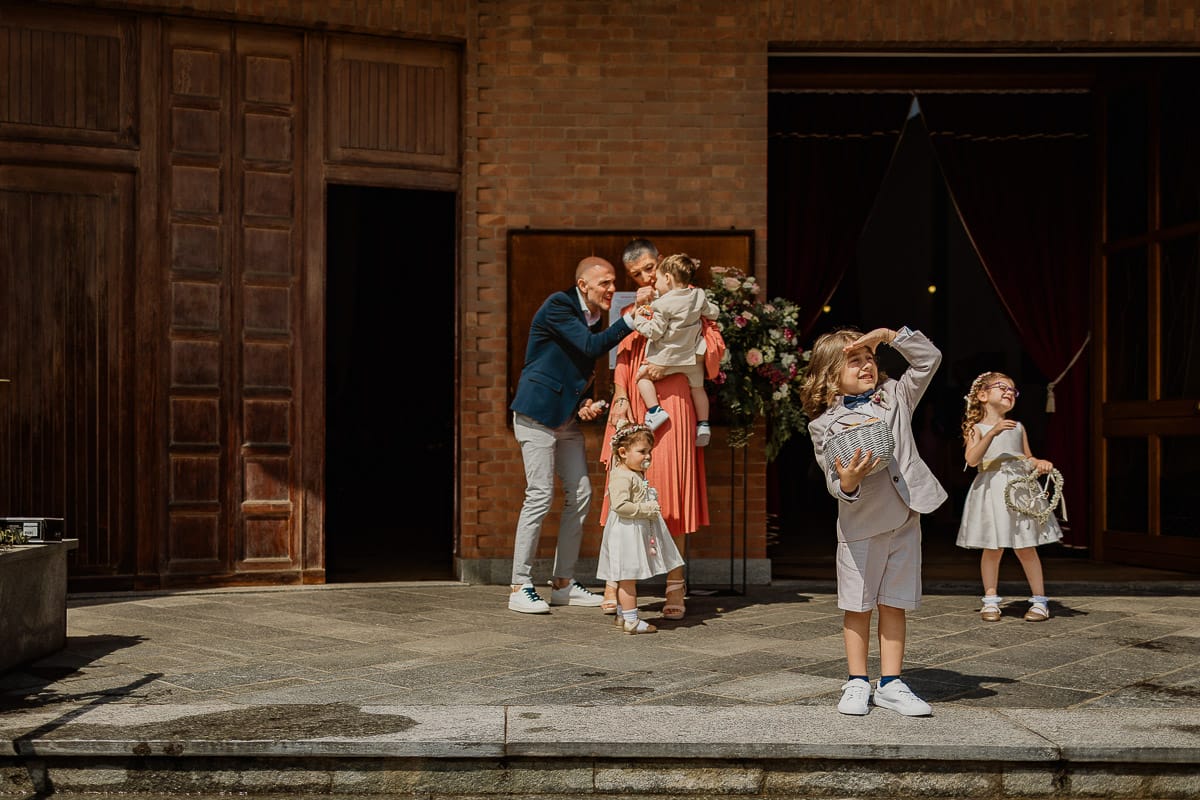 Matrimonio a San Mauro Torinese. Cerimonia. paggetti e damigelle aspettano la sposa