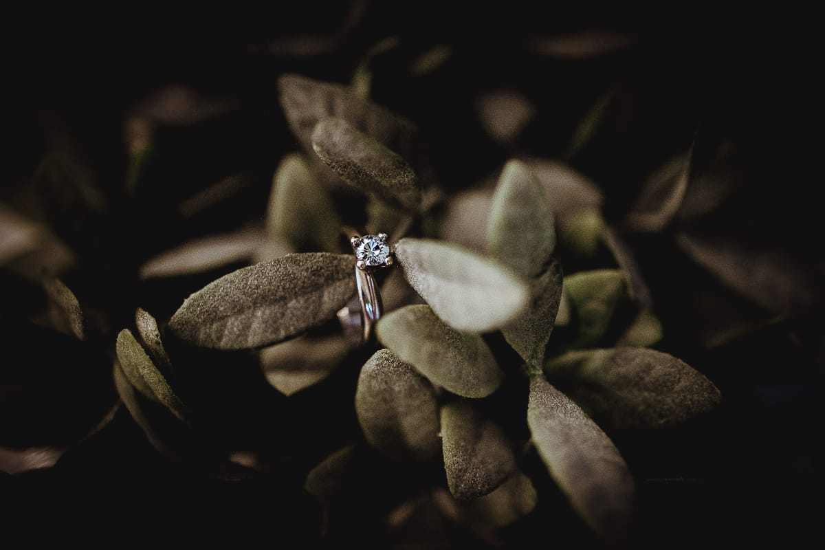 Matrimonio a San Mauro Torinese. Preparazione della sposa. Anello di fidanzamentro