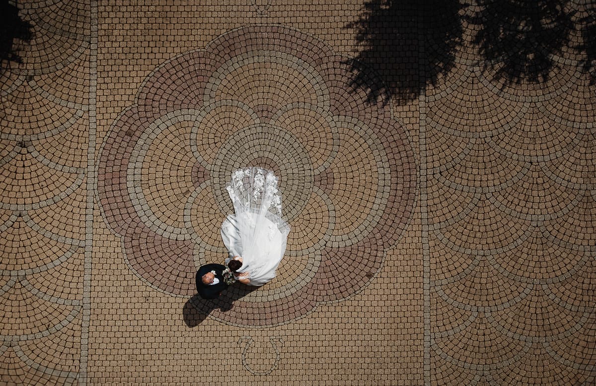 Matrimonio a San Mauro Torinese. Cerimonia. Veduta dall'altro foto con il drone della sposa con il padre