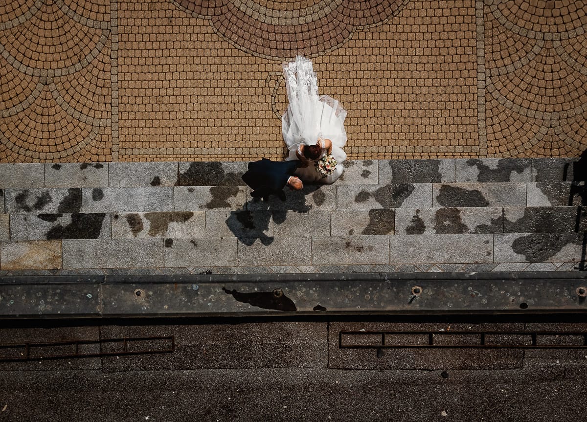 Matrimonio a San Mauro Torinese. Cerimonia. Veduta dall'altro foto con il drone della sposa con il padre che stanno per entrare in chiesa