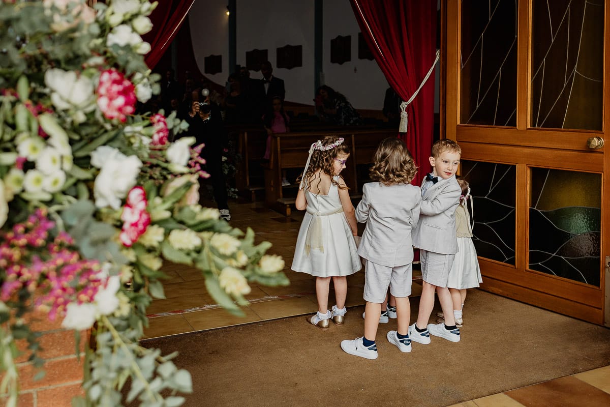 Matrimonio a San Mauro Torinese. Cerimonia. paggetti e damigelle aspettano la sposa
