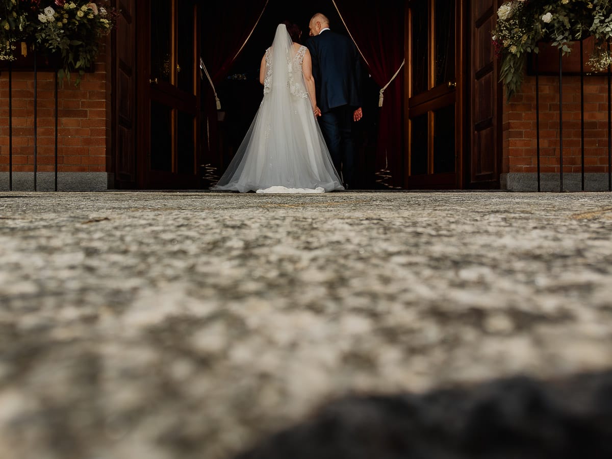 Matrimonio a San Mauro Torinese. Cerimonia. Sposa sta entrando in chiesa.
